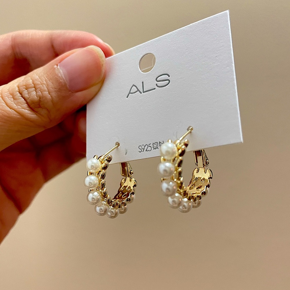 Golden Pearl cluster Huggies Cuff Earrings.Pearls Hoop Twin Pearl Earrings